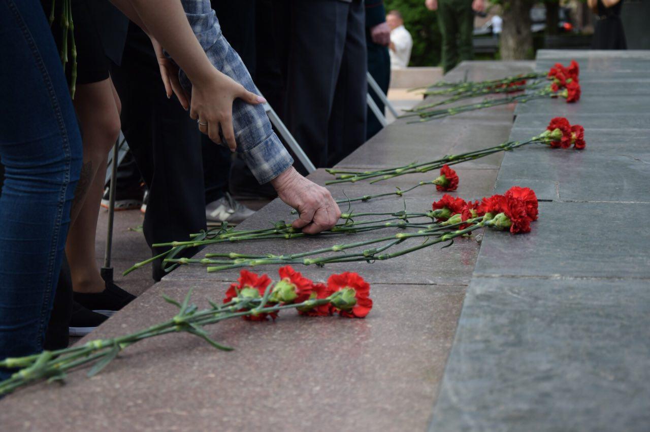 Гвоздики у вечного огня