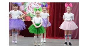 девочки на сцене лапушки